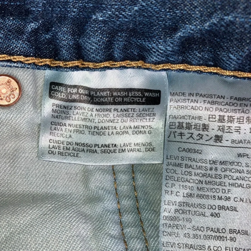 Levis preowned broken